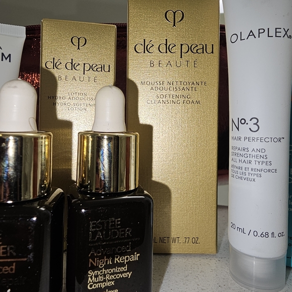 Cle De Peau Deluxe Travel - Picture 3 of 4
